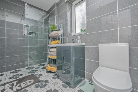 En-suite Shower Room / WC: