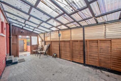 Off Street Parking / Single Garage / Carport: