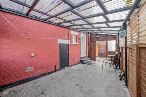 Off Street Parking / Single Garage / Carport:
