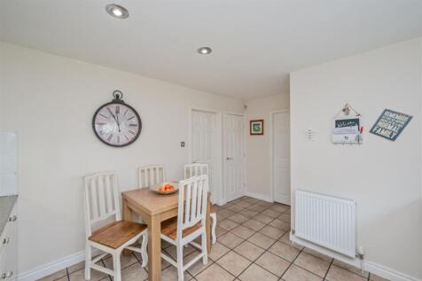 Fitted Breakfast Kitchen: