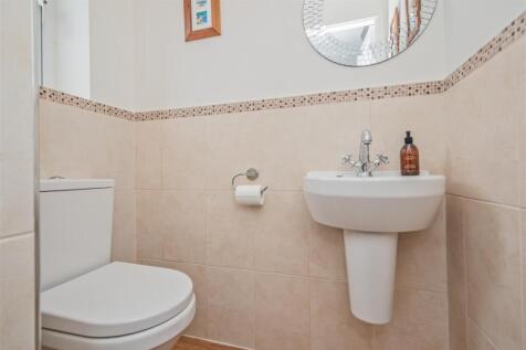 Cloakroom / WC: