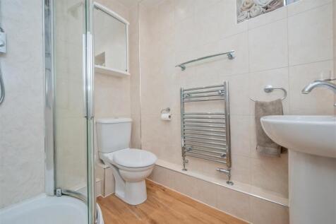 En-suite Shower Room / WC: