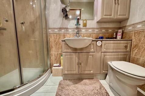 En-suite Shower Room / WC: