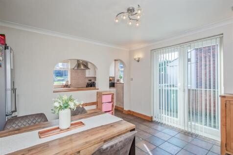 Dining room / Fitted Kitchen: