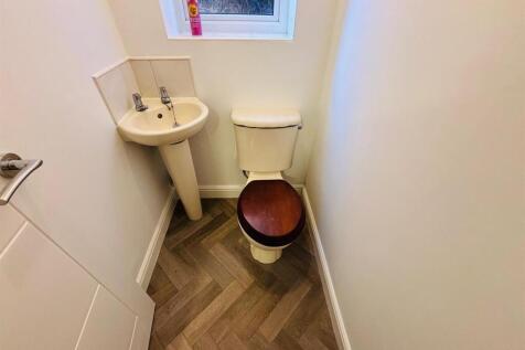 Cloakroom / WC: