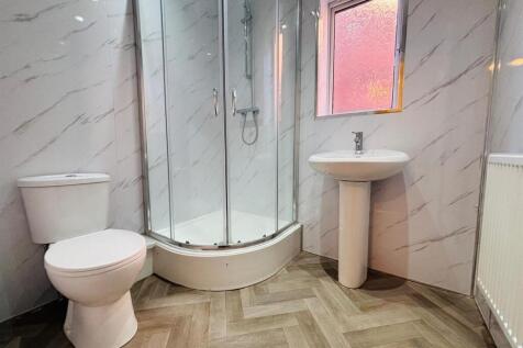 Family Shower Room / WC:
