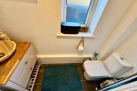 Cloakroom / WC: