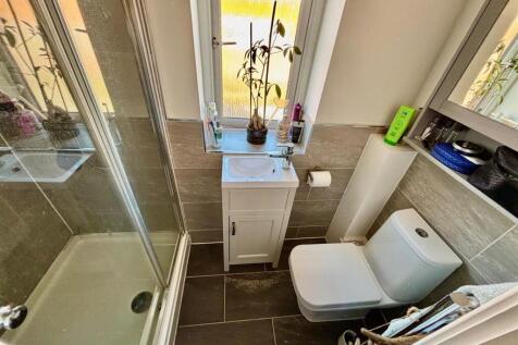 En-suite Shower Room / WC: