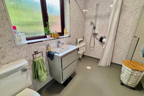 Shower Room / WC:
