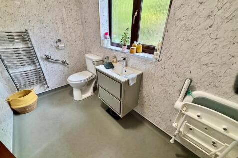 Shower Room / WC: