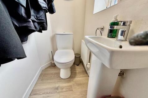 Cloakroom / WC: