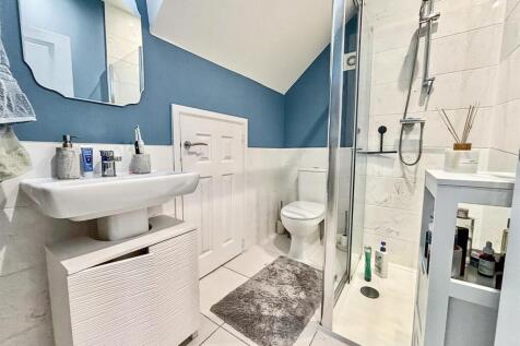 En-suite Shower Room / WC: