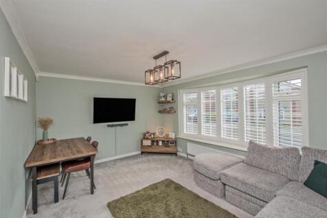 Living Room / Dining Area: