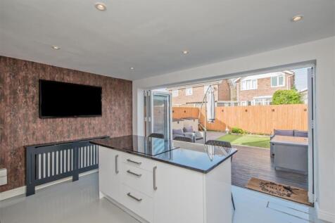 Fitted Dining / Breakfast Kitchen: