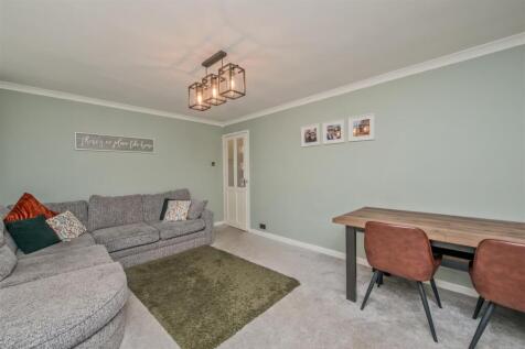 Living Room / Dining Area: