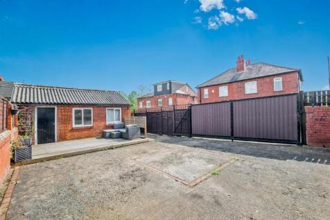 Off Street Parking / Single Garage: