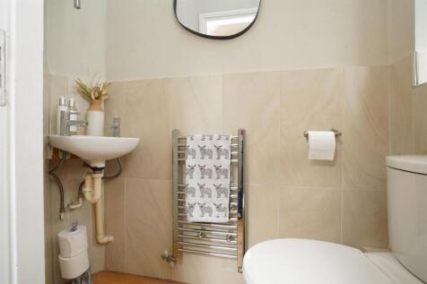 Guest Cloakroom / WC: