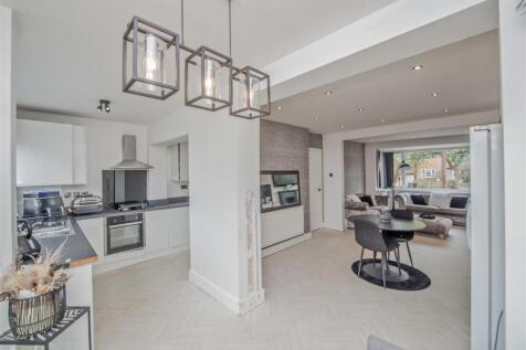 Fitted Kitchen &amp; Breakfast Area: