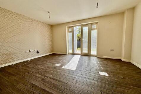 Living Room / Dining Area: