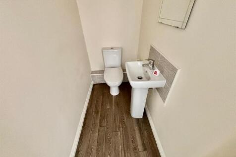 Cloakroom / WC: