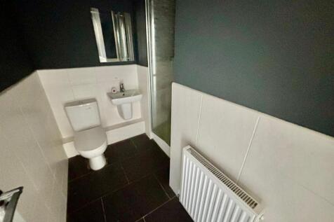 En-suite Shower Room / WC: