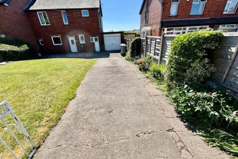 Off Street Parking / Driveway / Single Garage: