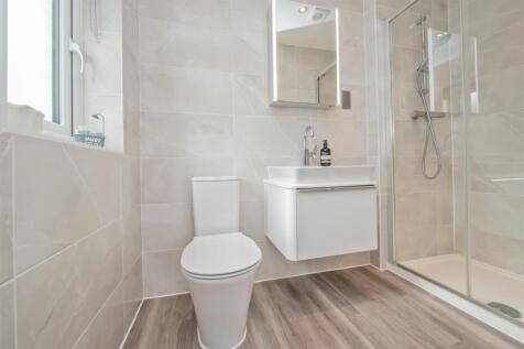 En-suite Shower Room / WC: