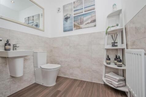 En-suite Shower Room / WC:
