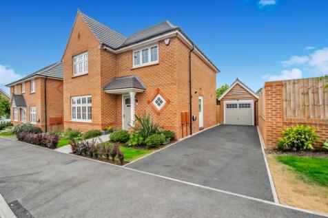 Detached Garage &amp; Off Street Parking / Driveway: