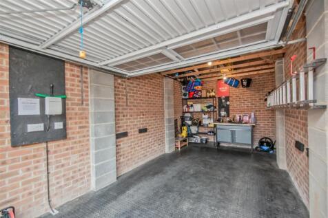 Detached Garage &amp; Off Street Parking / Driveway: