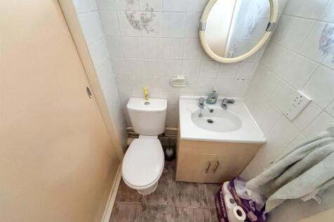 Cloakroom / WC: