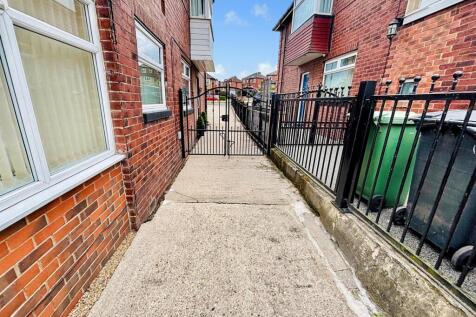 Off Street Parking / Driveway / Single Garage: