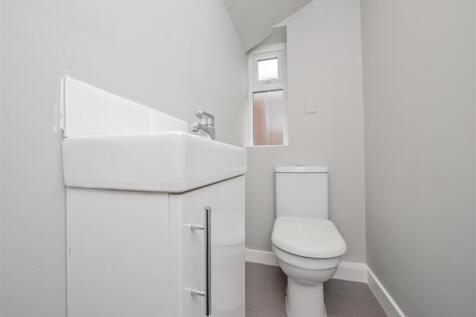 Cloakroom / WC: