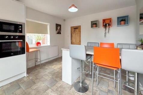 Fitted Breakfast / Dining Kitchen: