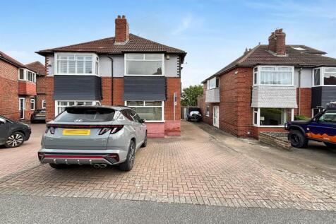 Off Street Parking / Driveway / Single Garage: