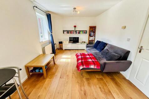 Living Room / Dining Area: