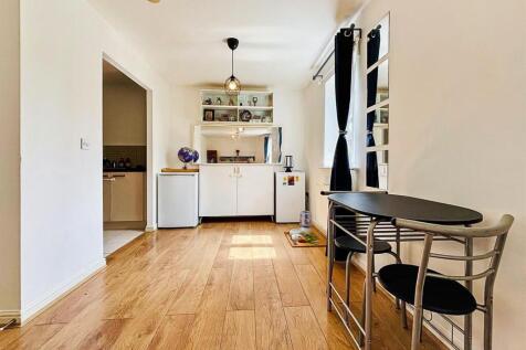 Living Room / Dining Area: