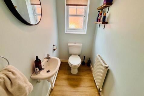 Cloakroom / WC: