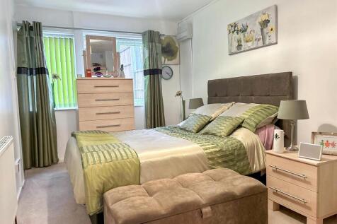 Double Bedroom: