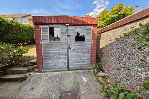 Off Street Parking / Driveway / Single Garage: