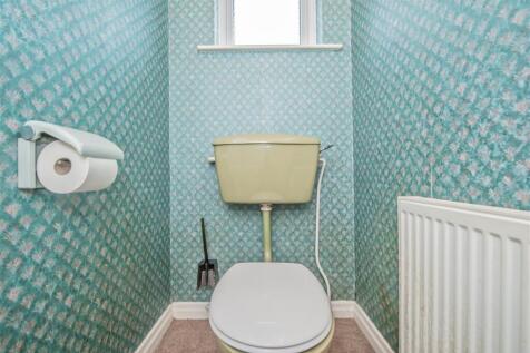 Cloakroom / WC: