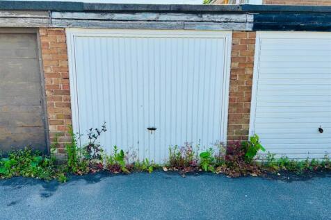 Off Street Parking / Single Garage: