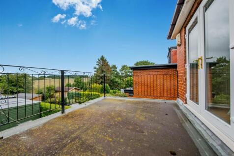 Views / Balcony: