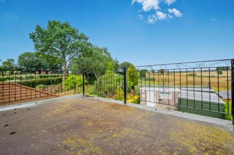 Views / Balcony: