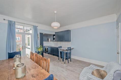 Fitted Dining Kitchren: