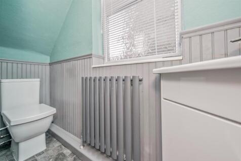 Cloakroom / WC: