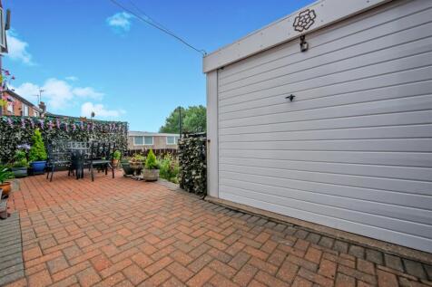Off Street Parking / Driveway / Single Garage: