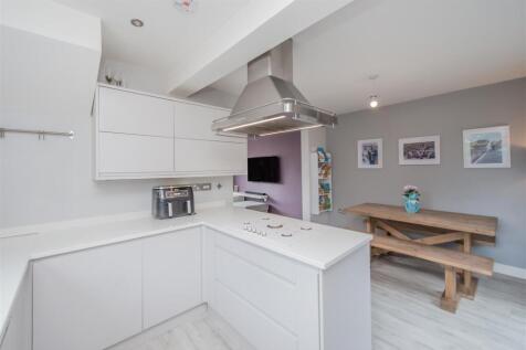 Fitted Kitchen: