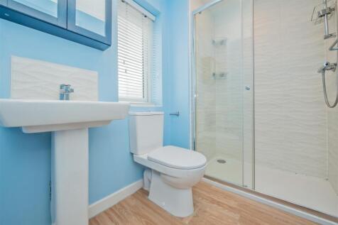 En-suite Shower Room / WC:
