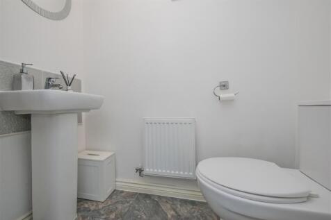 Cloakroom / WC: